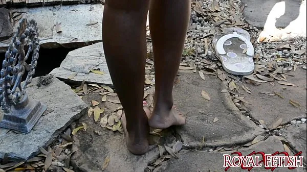 XXX 庭でジャスミン裸足を設定するジェット足フェチハメ撮り メガビデオ