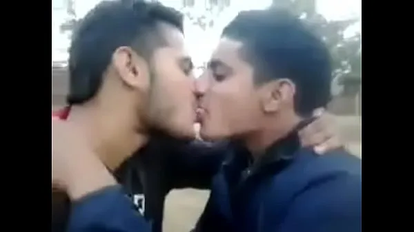 XXX öffentlichen indischen Kuss College Deep Boys Homosexuell in der Lippe Mega-Videos