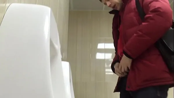 Espía rusa con grandes pollas en el urinario