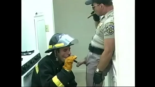 XXX Pompiere gay succhia il cazzo di ufficiale di polizia, poi restituisce il favoremega video