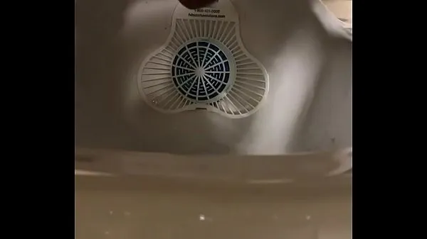 XXX Young Asian boy jerks off in restroom مقاطع فيديو ضخمة