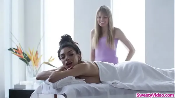 XXX Gros seins lesbienne léché par masseuse lesbienne méga vidéos