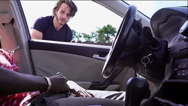 XXX Schwarzer Kerl weicht in der Öffentlichkeit im Auto ab, während ein weißer Typ zusieht Mega-Videos