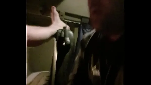 XXX まっすぐなトラック運転手を吸っているゲイの男 メガビデオ