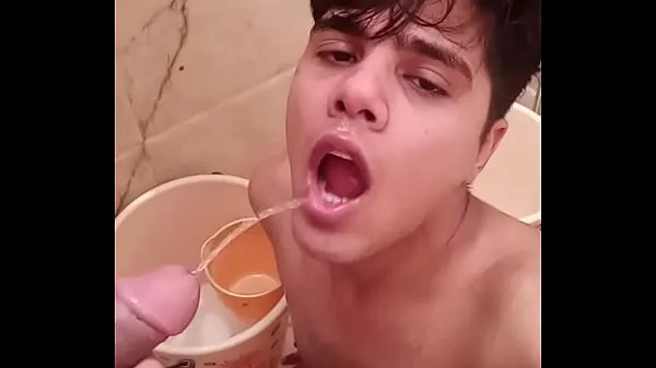 Индийский гей раб наслаждаясь ссать душ