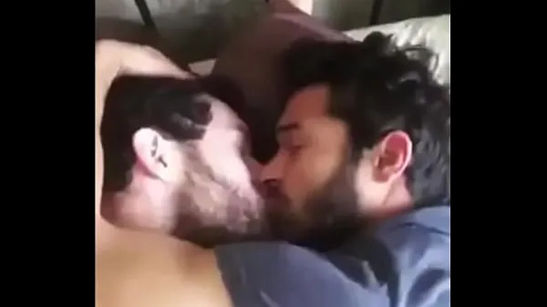 XXX Горячий гей-поцелуй между двумя индейцами мегавидео
