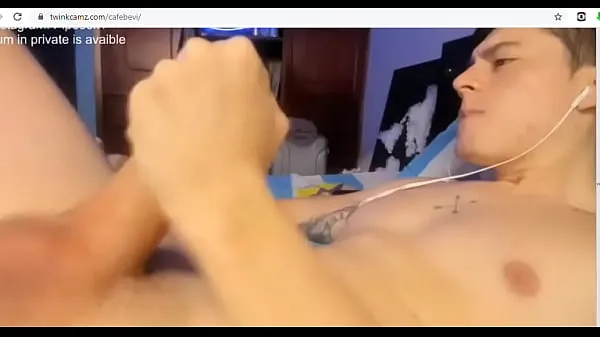XXX latino gay twink jacks off cock in bed mega videí