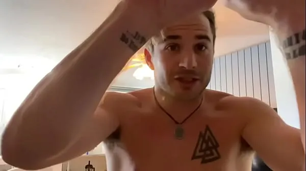 XXX Nathan Bronson décrit les tatouages méga vidéos