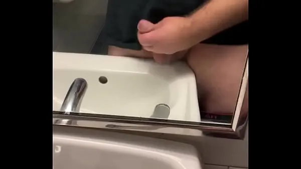 Annoiato in un bagno pubblico