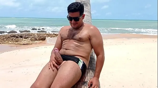 XXX Юрий Гаучо мастурбирует на пляже Кокейриньо ПБ с купальщицами на пляже мегавидео