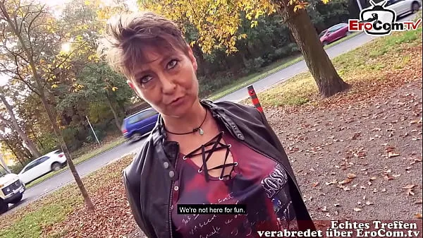 XXX Vieille femme sale laisse un mec étrange la baiser à l'extérieur lors d'une réunion de sexe allemande méga vidéos