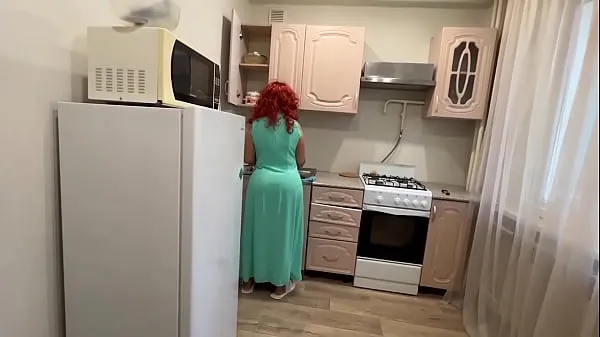 XXX belle-mère avec un gros cul a satisfait avec son anus dans la cuisine méga vidéos