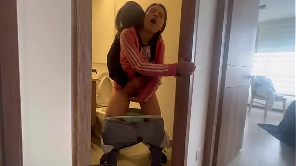 XXX My friend leaves me alone at the hot aunt's house and we fuck in the bathroom mega videí