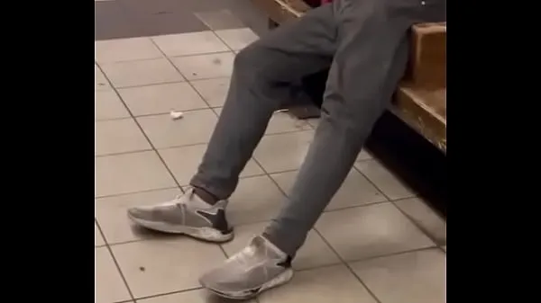 XXX Homeless at subway video lớn