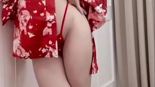 XXX Jolies filles asiatiques montrent le cul avec sa robe méga vidéos