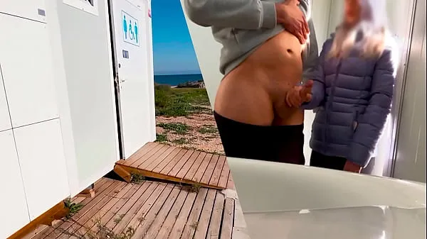 XXX I surprise a girl who catches me jerking off in a public bathroom on the beach and helps me finish cumming mega βίντεο