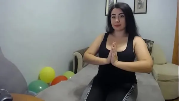 Latina sexy fait un exercice de yoga chaud