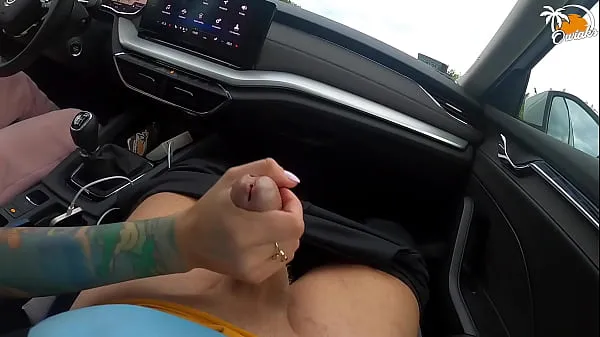 XXX Ehefrau gibt erstaunlichen Handjob beim Autofahren Mega-Videos