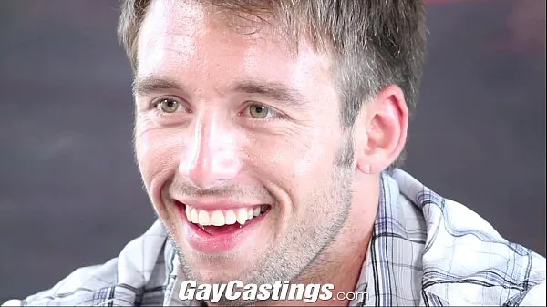 XXX GayCastings L'appaltatore di Hunky si esibisce e si masturbamega video