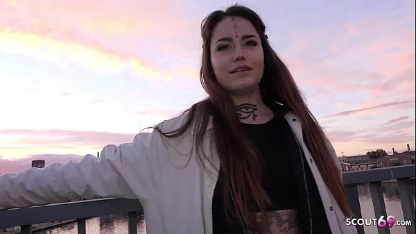 XXX SCOUT TEDESCO - Una giovane donna tatuata con gli occhi verdi parla con Rough Sex al Model Job di Berlinomega video